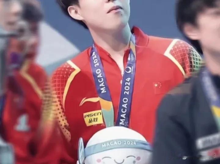 王楚钦又一次合照不看镜头，网友：大头又不看镜头。王楚钦这习惯真改不了了。

今年
