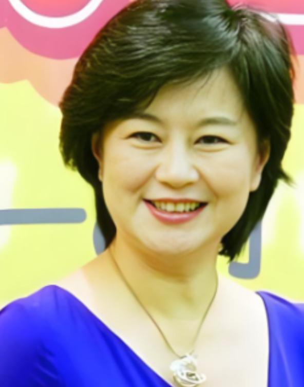 1999年，鞠萍正式结束了与蒋启星的婚姻，争取到了六岁儿子蒋翼遥的抚养权，独自开