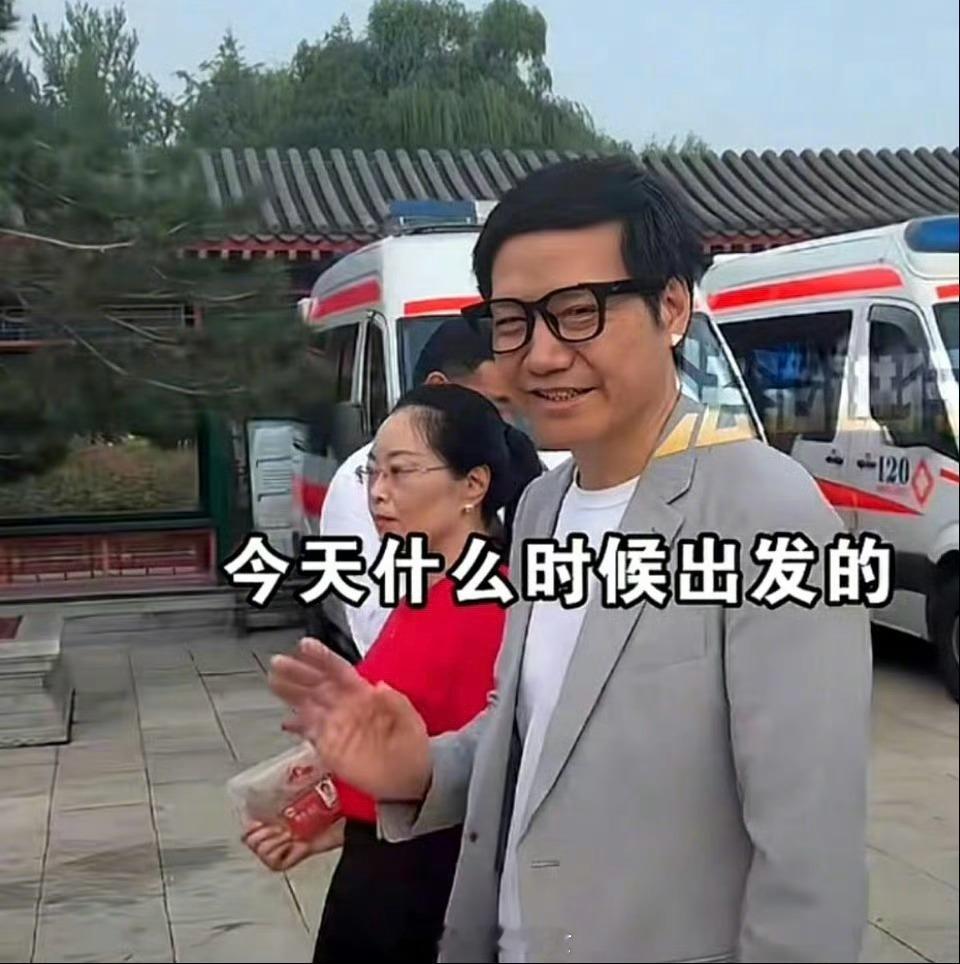 雷军现身观礼台，还戴上了小米AI眼镜[并不简单] ​​​
