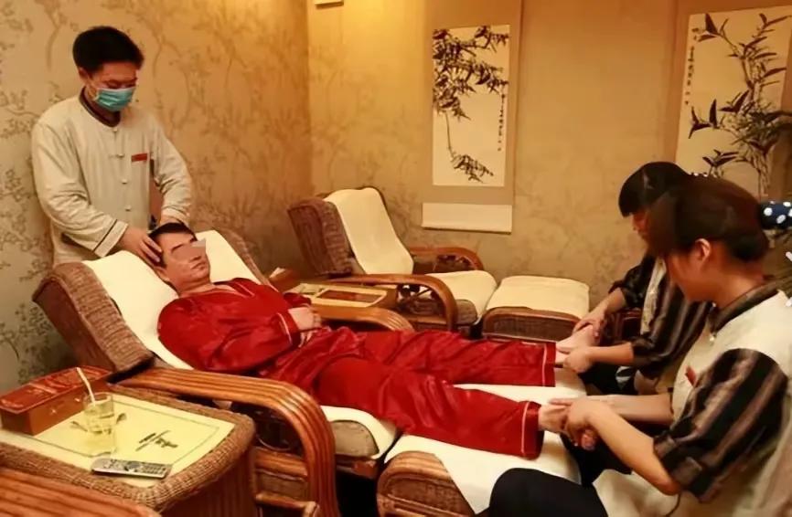 谁能想到，一段黄昏恋，让湖南一足浴女店主遭6旬男子捅伤身亡，原因曝光：店内女员工