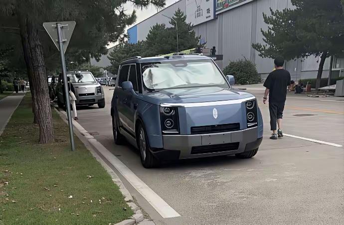 今天在路上偶遇一台享界G9实车，说实话第一眼真被震住了。车身尺寸摆在那儿，庞大又