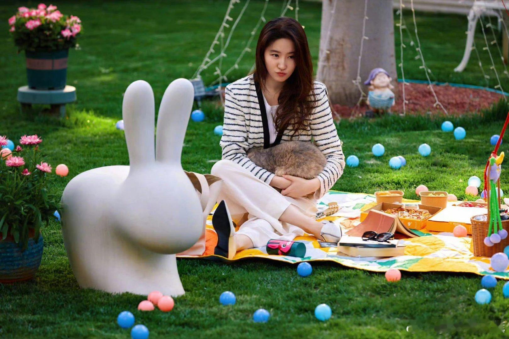 #刘亦菲春游plog#刘亦菲春游plog，记录着这位优雅女神的日常点滴，让人感受