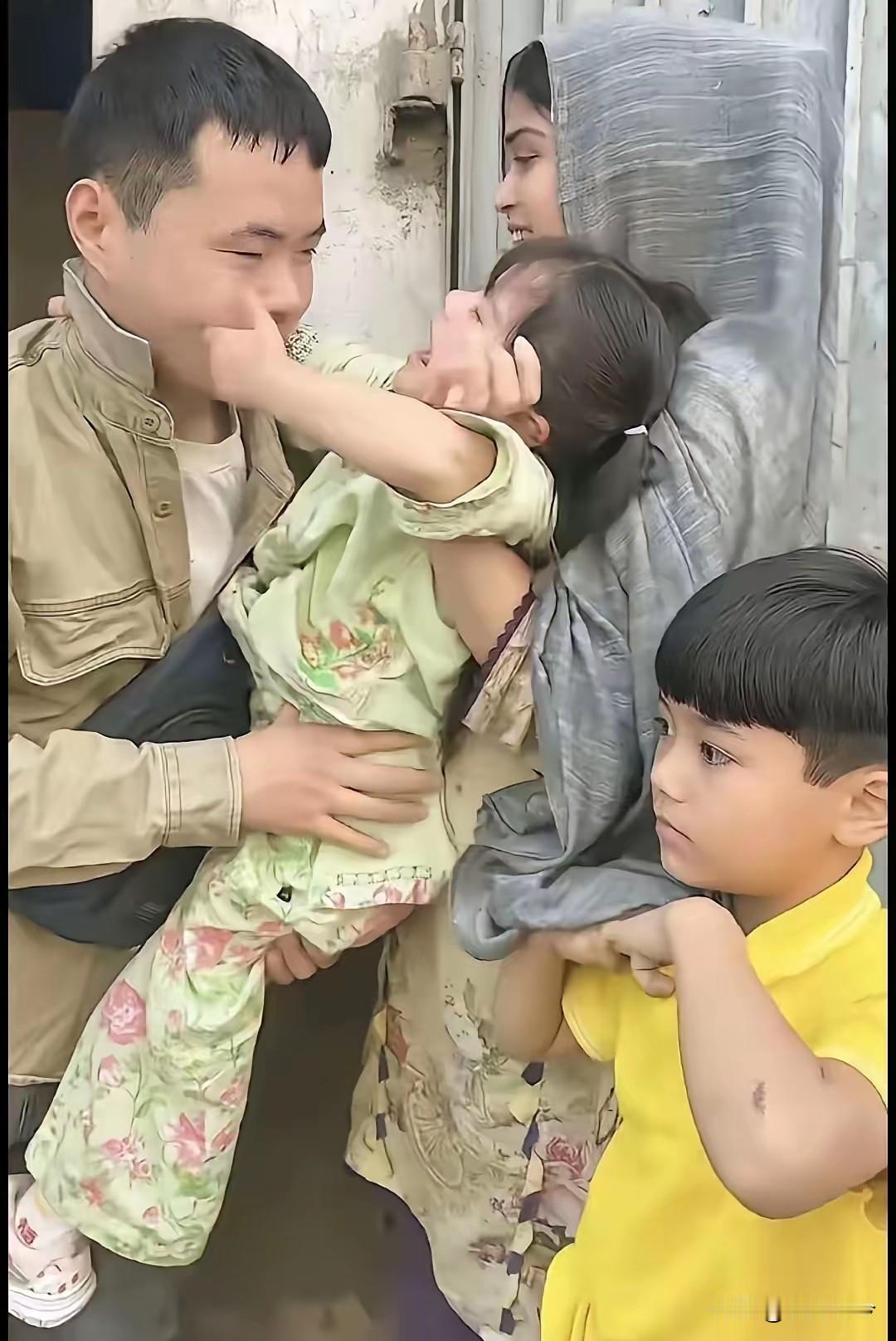 这位山东小伙跨国成家，机场一念之间，守住完整一家人，感动了全网......
 