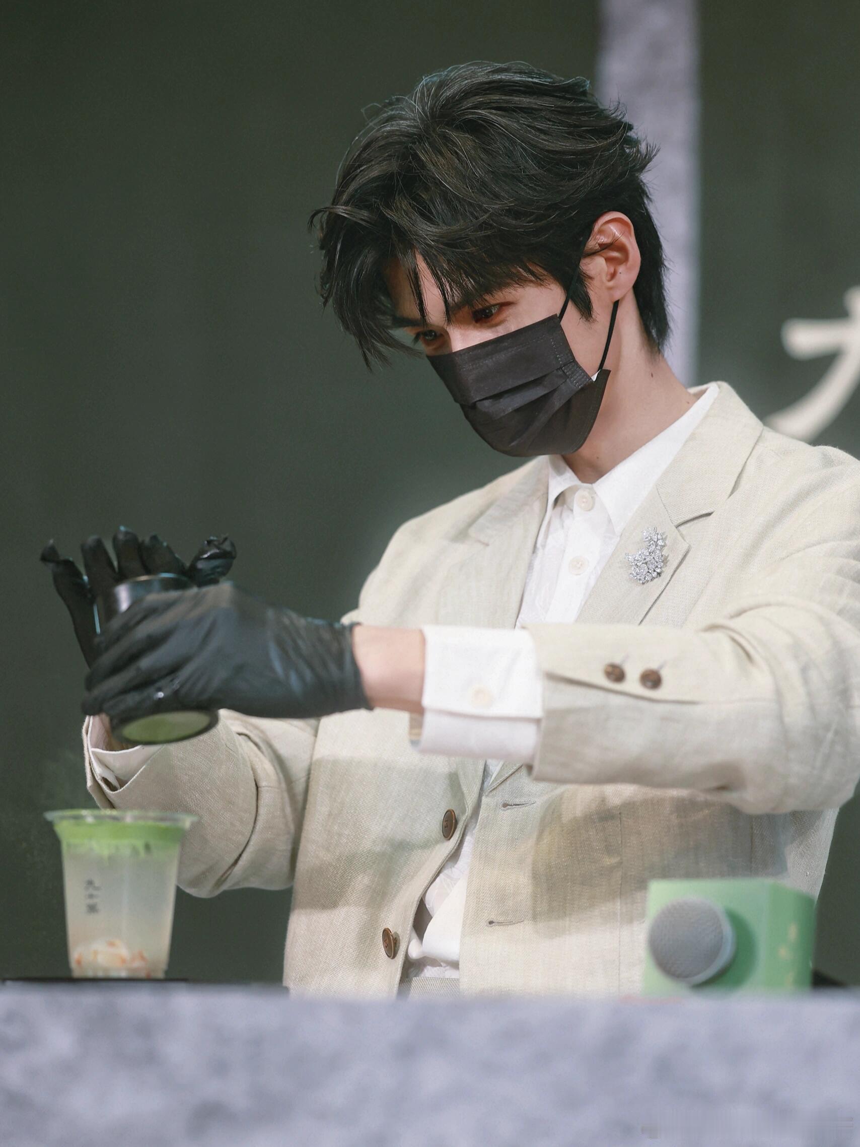 这个做抹茶的小哥好像晋晔！ ​​​