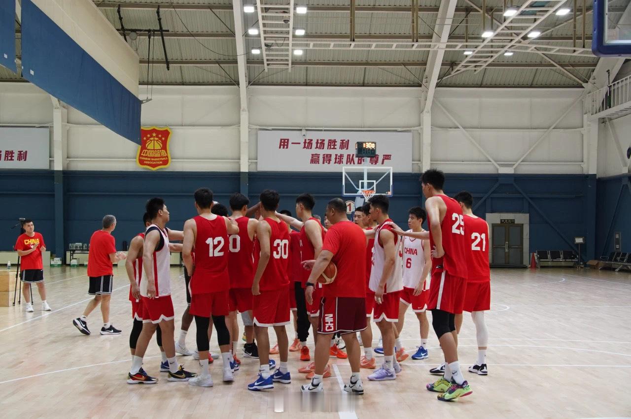 据中国篮球之队透露，6月30日清晨，中国男篮集训队前往中国人民解放军仪仗司礼大队