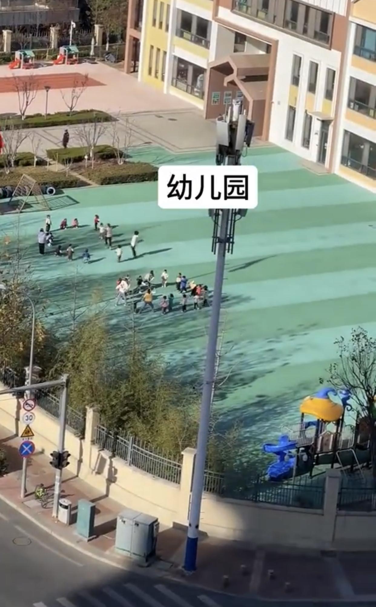 对比幼儿园、小学、中学的学生操场活动图，可以大概了解目前国内的生育现状。