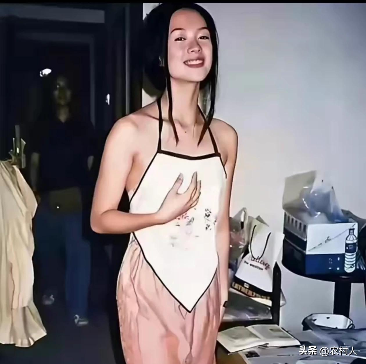 1999年，《我的父亲母亲》片场花絮。章子怡剧组休息的时候，试穿中式肚兜。笑容明