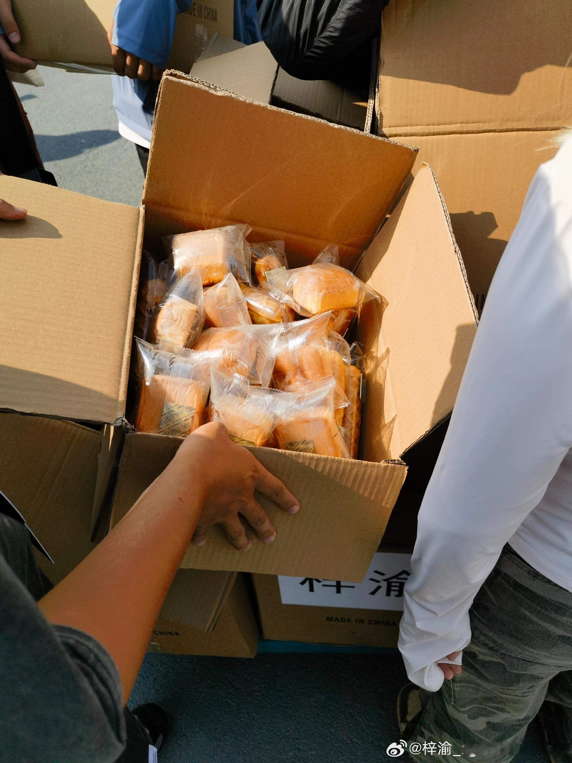 梓渝音乐节逆应援面包梓渝又逆应援了 梓渝又在逆应援了 这次是小面包～ ​​​