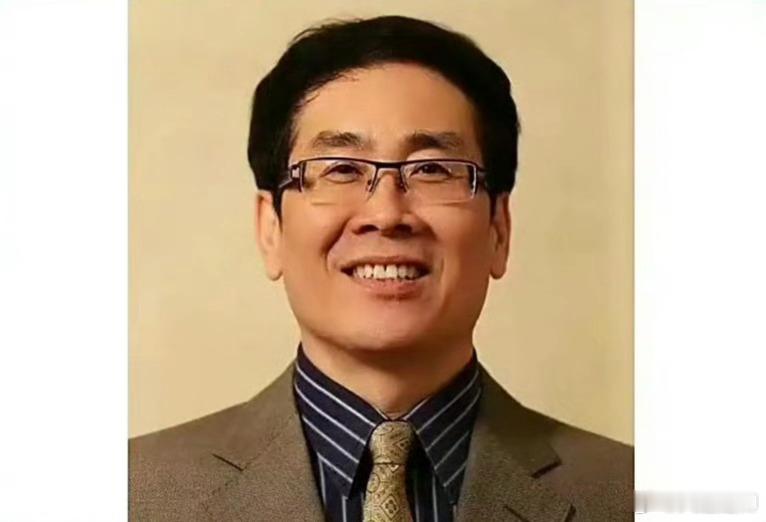 叔叔宗泽后称，宗庆后的美好人设是宗馥莉亲手塑造的，最后又毁在她自己手里。宗庆后家