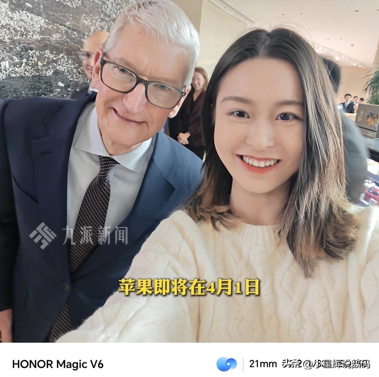 近日，一位博主使用荣耀手机和库克自拍的照片上了热搜。库克高度称赞了这一款荣耀的折