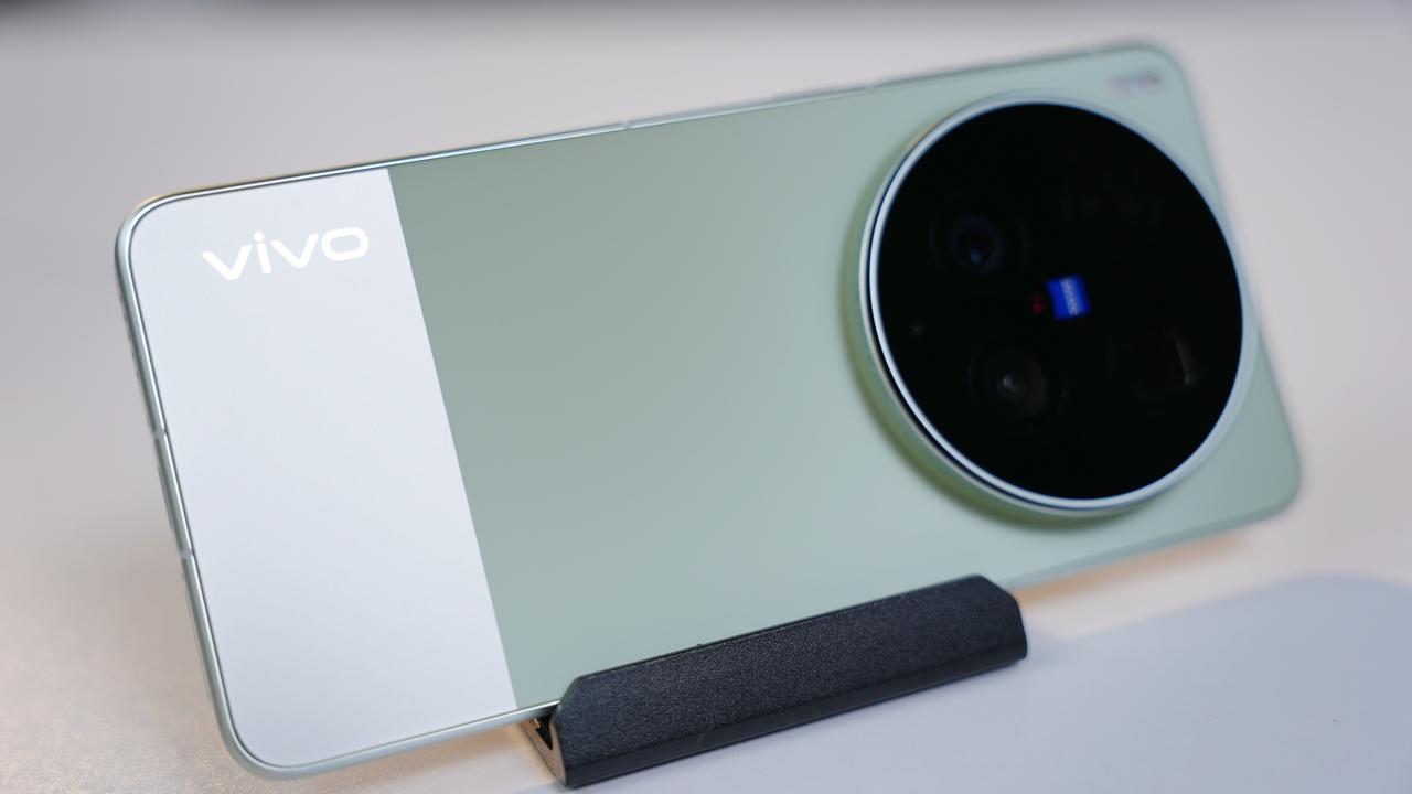 X300 Ultra专业V单 先让大家看看真机。
我们手中的胶片绿是一种低饱和、