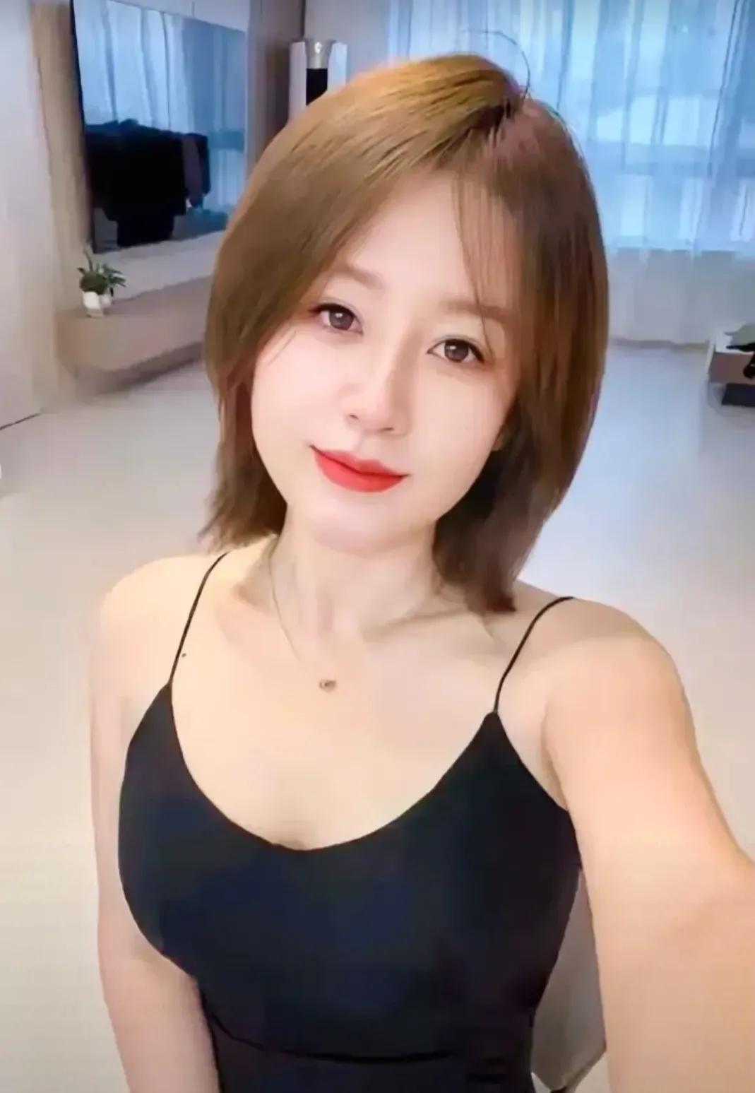 李婷，37岁，带着女儿独自坚强地生活。经历过一次婚姻的洗礼，她不再盲目追求激情，