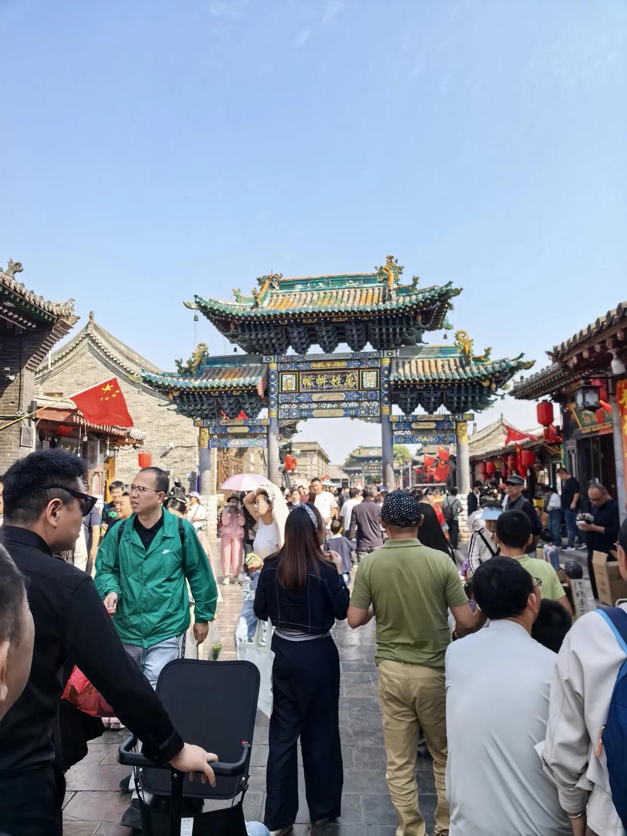 随手拍平遥古城国庆长假这几天，平遥古城游客太多了，古城里面人山人海，想走出古城也