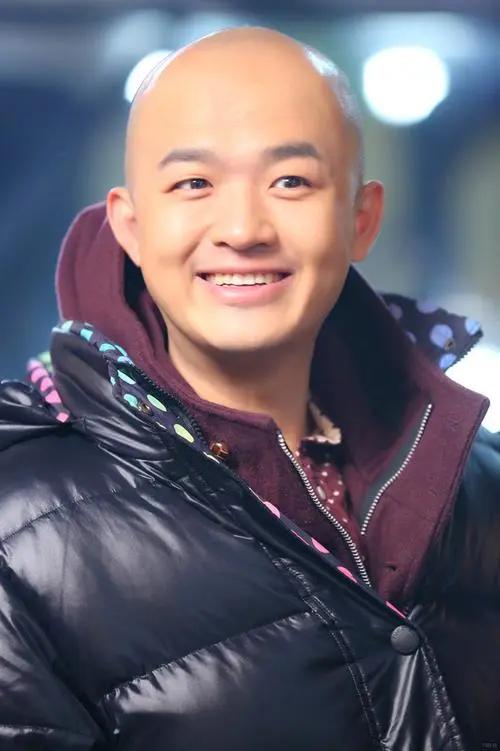 演员，包贝尔说，家里请了一个保姆，做饭看孩子，有一次，去公园玩，快闭园了，孩子不