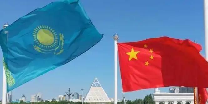哈萨克斯坦总统托卡耶夫现身上海世界人工智能大会 C 位，背后是一场关乎国家存亡的