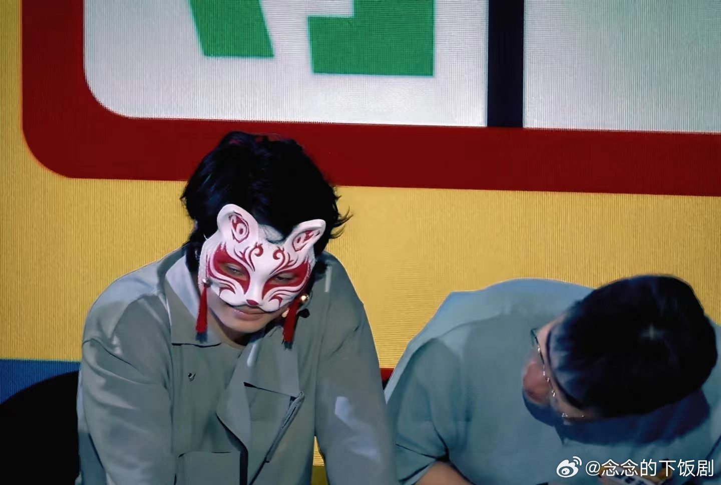 刘旸你在外面就这么赚钱的啊刘旸嘴上拒绝钢管舞，身体上诚实，还拉周奇墨齐舞，老一辈