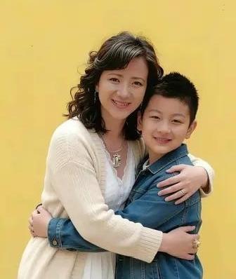 搞错了，照片中的小男孩不是许何。
曾经也误以为这是何晴和儿子许何的几张合影。
原