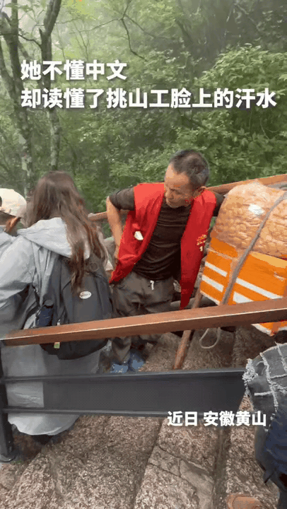 外国美女一个动作，全网破防！人民日报点赞：这才是真正的文明！

“上人民日报了！