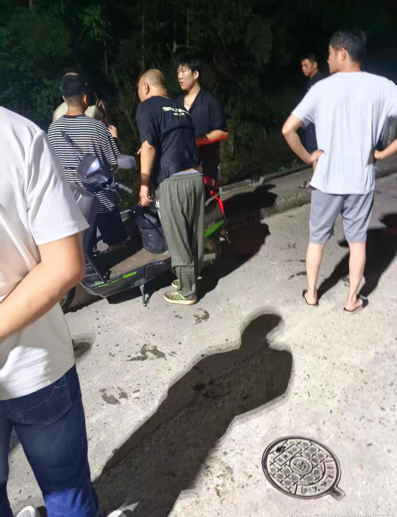 永嘉质朴村民深夜智救落水司机近日，温州永嘉桥下镇西岙村，一辆白色轿车仰翻在溪潭里