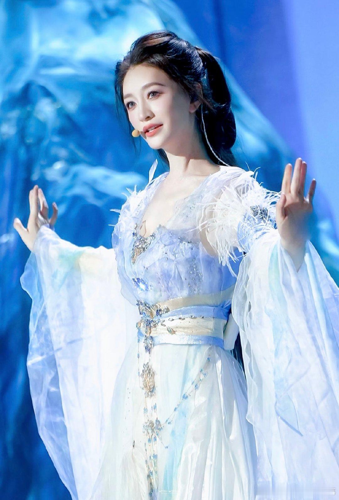 李小冉是懂00后的整场默契问答游戏氛围轻松又热闹，各种贴近日常的趣味问题抛出来，