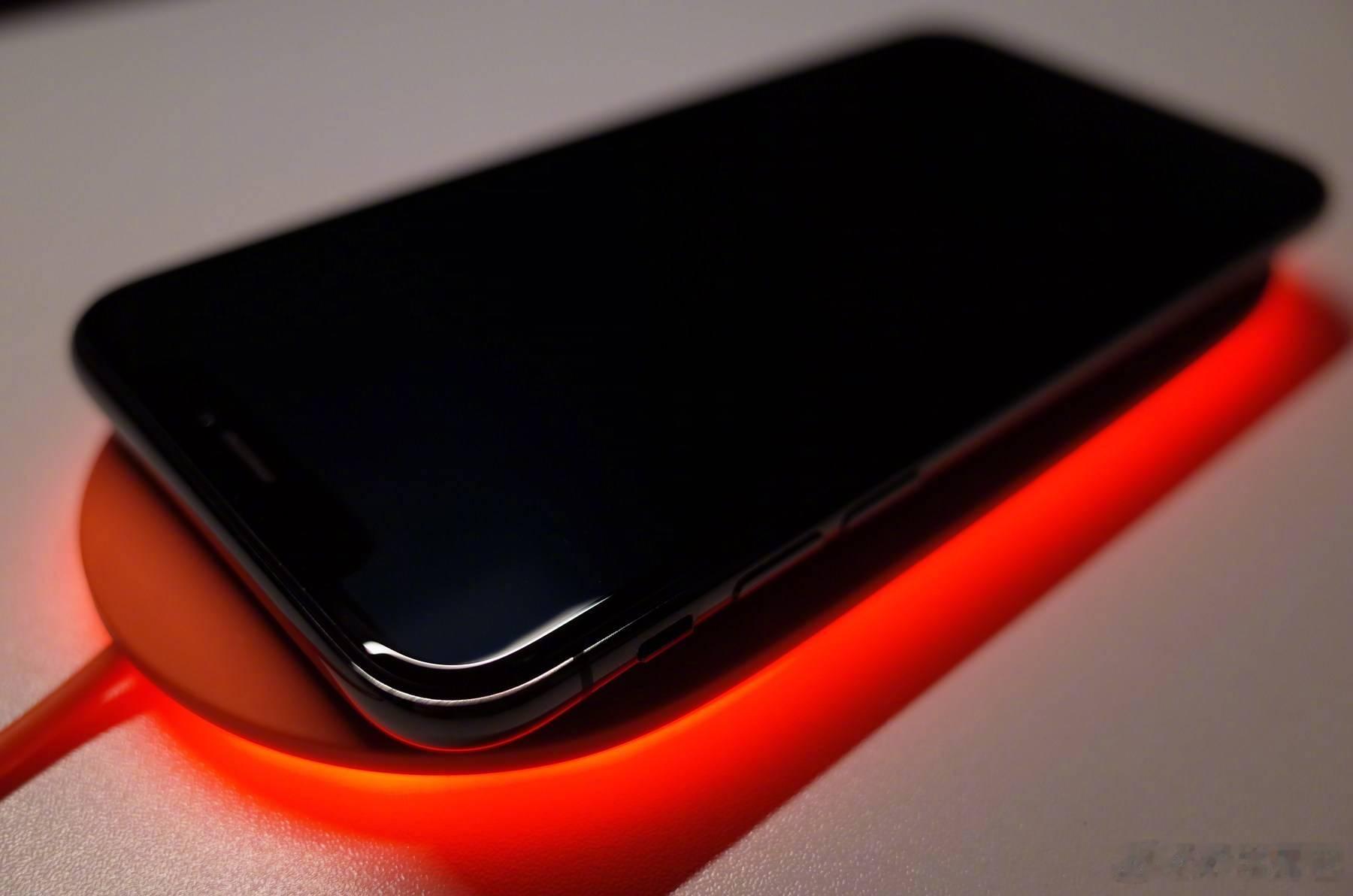 尾巴生活 iPhone Air 质感确实棒，但是跟黑色 iPhone X 相比还