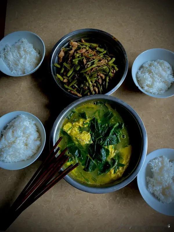 老翁打油诗
柴米油盐凑一桌，
粗茶淡饭也快活。
旁人笑我无奢念，
我自清闲胜富豪