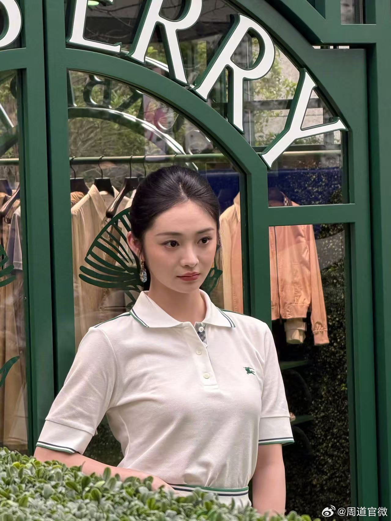 周洁琼高马尾英伦风周洁琼我那时尚的千金小姐妆容淡雅干净，把重心全部留给穿搭本身 