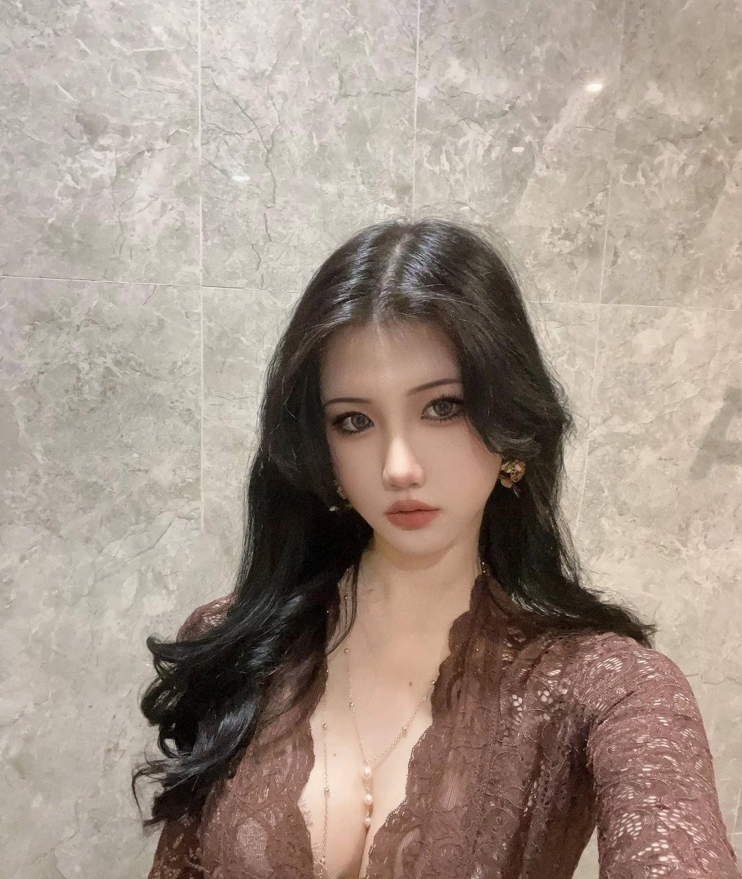 一个复旦大学毕业的高材生，要身材有身材，要颜值有颜值。
你说，毕业之后本来应该前