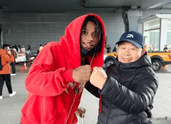 外援黑根斯准时到太原了，照例还有球迷迎接，这阵仗挺热闹。此前山西男篮已和他完成签