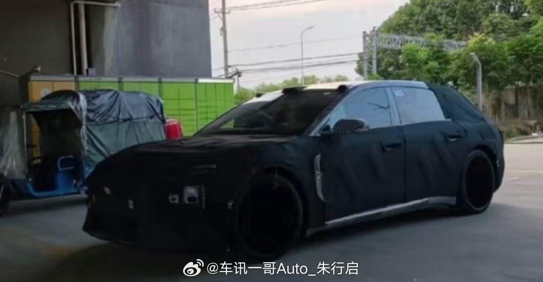 全新蔚来ET5T的伪装车图曝光侧面采用了蔚来ES8的同款雷达造型线条设计感觉也是