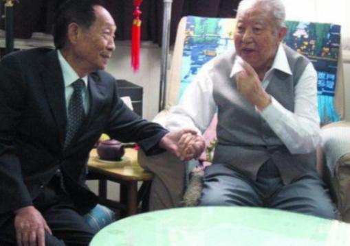 2006年，袁隆平到北京出差时，特意去看了身体欠佳的华国锋，当时华国锋不太愿见客