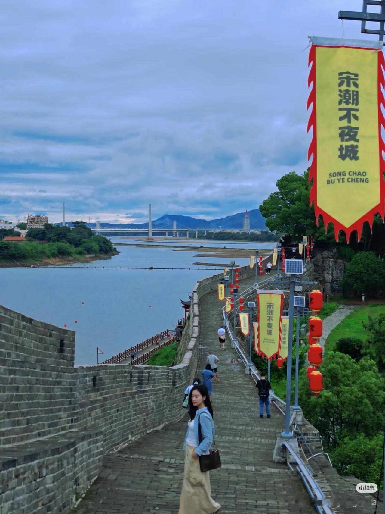 赣州最美的景点莫过于赣州古城墙、古浮桥……