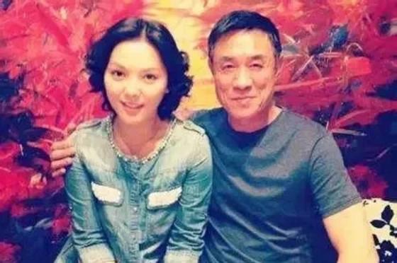 2017年，杜志国三婚后不久，他又看上一位时髦女郎，还送给女郎一串房子钥匙，两人