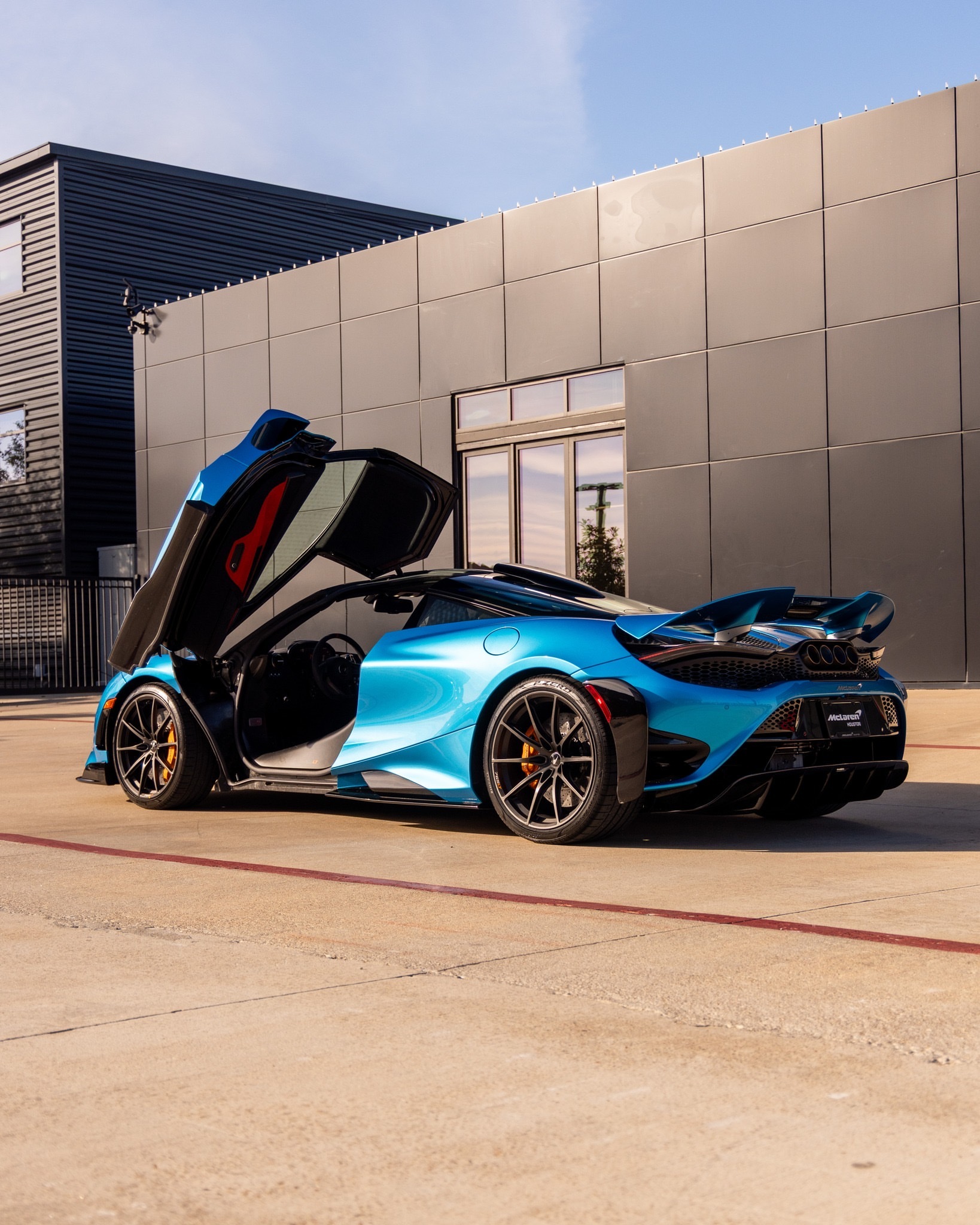 以史诗般的方式开启了新的一年。这款2021年款的McLaren 765LT刚刚抵