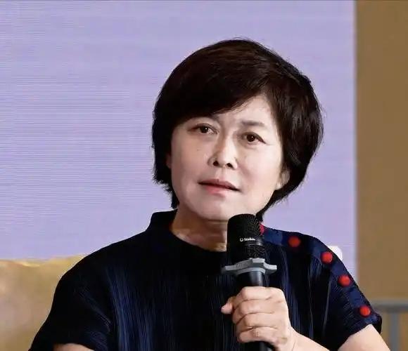 敬一丹老师是我最敬佩的一位主持人。忽闻老师突然离世，心里特别难过。
曾经，她的节