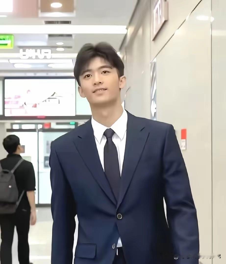 张柏芝和谢霆锋的儿子谢振轩，长相很标致，颜值已经超越了年轻时候的谢霆锋和谢贤。
