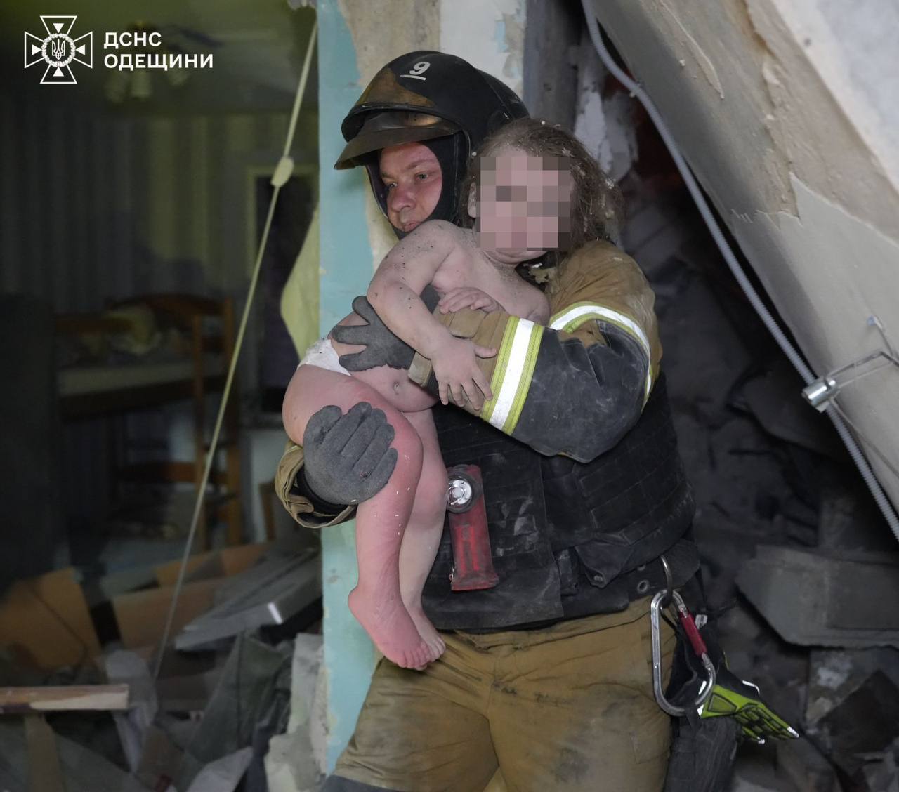 乌克兰UA  昨晚来自敖德萨的骇人照片。一场俄罗斯无人机袭击造成三人死亡，其中包