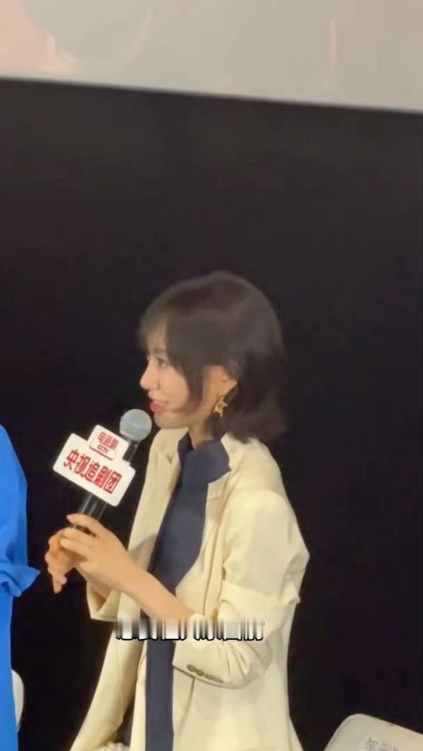 闫妮的女儿邹元清都长这么大了万万没想到《生逢其时》里的曹思是邹元清！作为闫妮的女