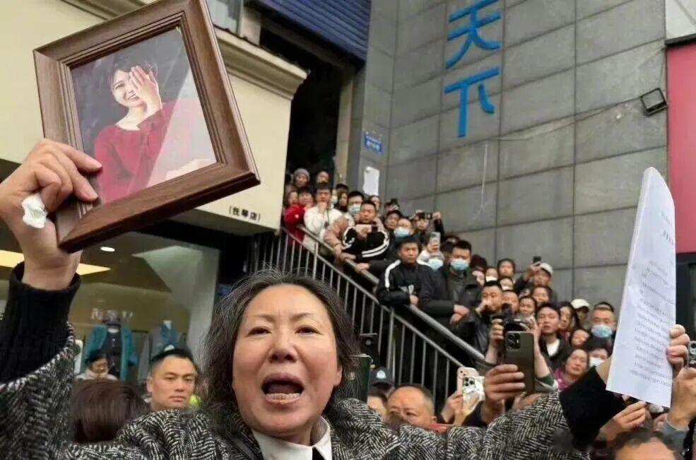 成都27岁女子在家门口遇害案持续引发关注。12月20日，成都市中级人民法院一审公