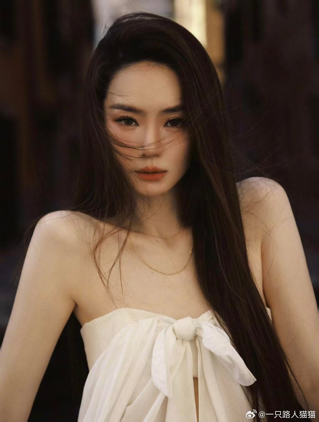 戚薇复古油画里的摩登女郎戚薇羊毛卷盘发搭配橘色长裙，完美诠释秋日慵懒氛围感。把她