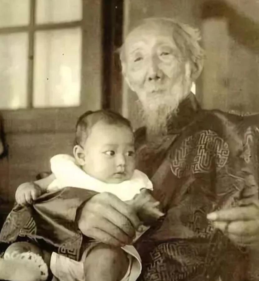 生前骂名满天下，死后却成民族之光，今天还记得他的，没几个！他立志办学救国，却背负