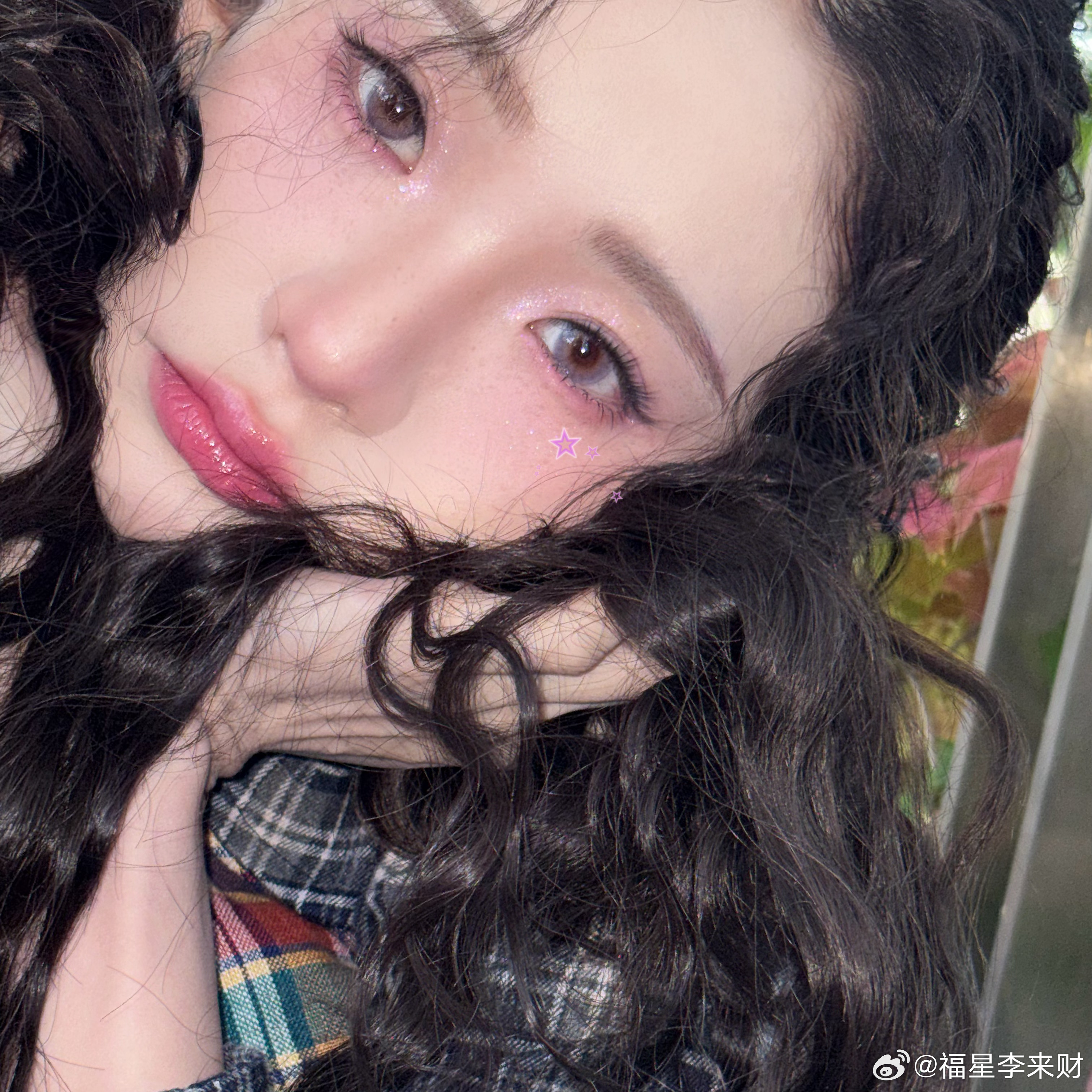 张艺凡这张脸就没有废片 张艺凡简直是行走的画报，这张脸不存在废片，羊毛卷造型可爱