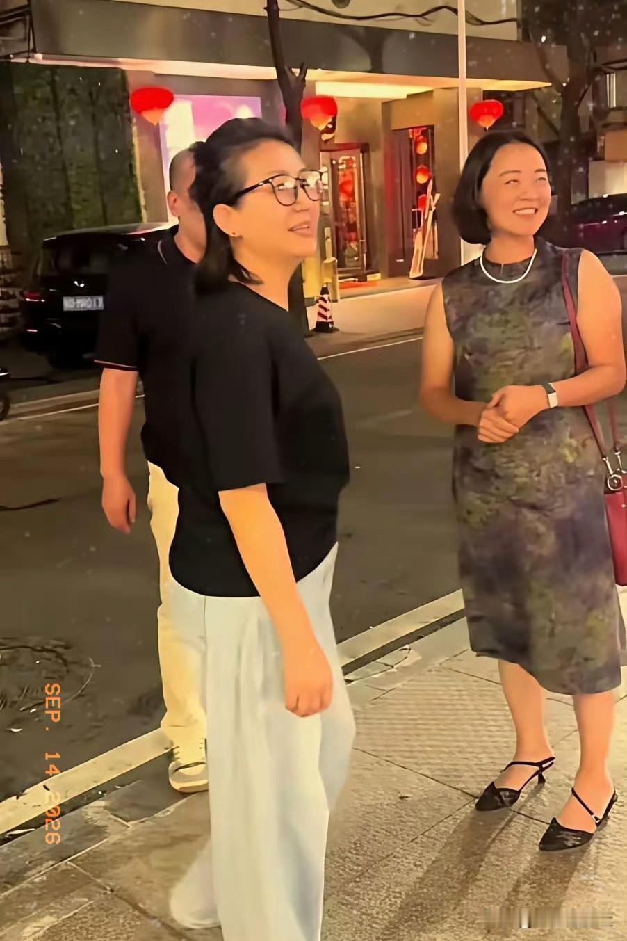 街头偶遇王小丫，褪去主持光环，闲谈之间从容自在，满满的怀旧感。