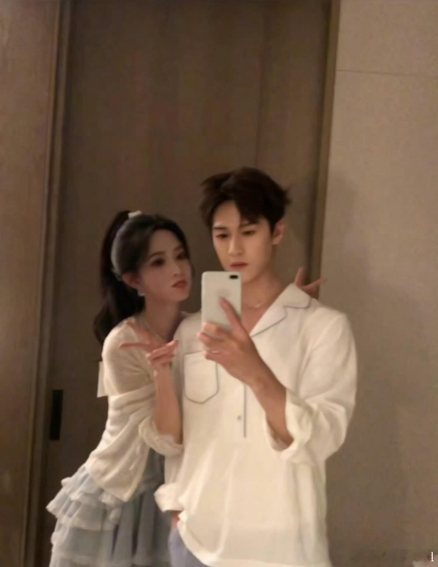 孟子义李昀锐尚公主情侣自拍昀牵孟绕 情侣既视感自拍，距离恰到好处，松弛感拉满，氛