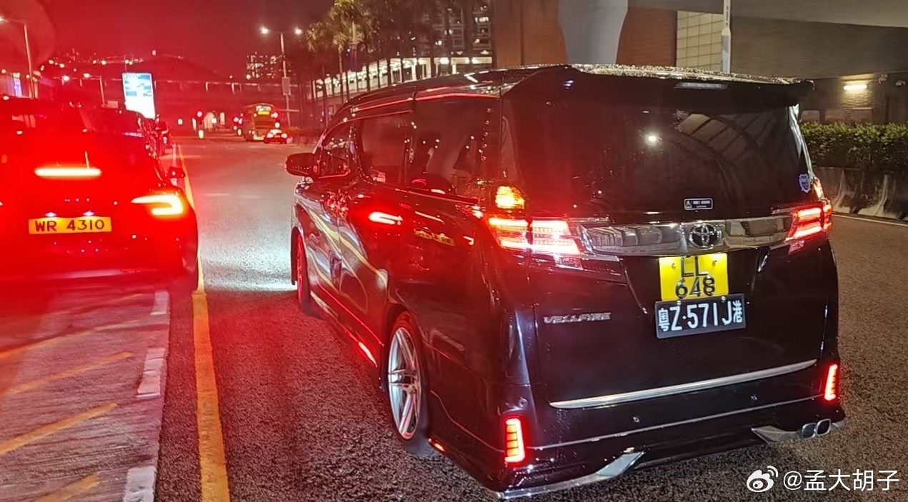 到香港了，安排的接待车，很方便，出动车站就在门口等，这司机人也挺好，车也很有个性