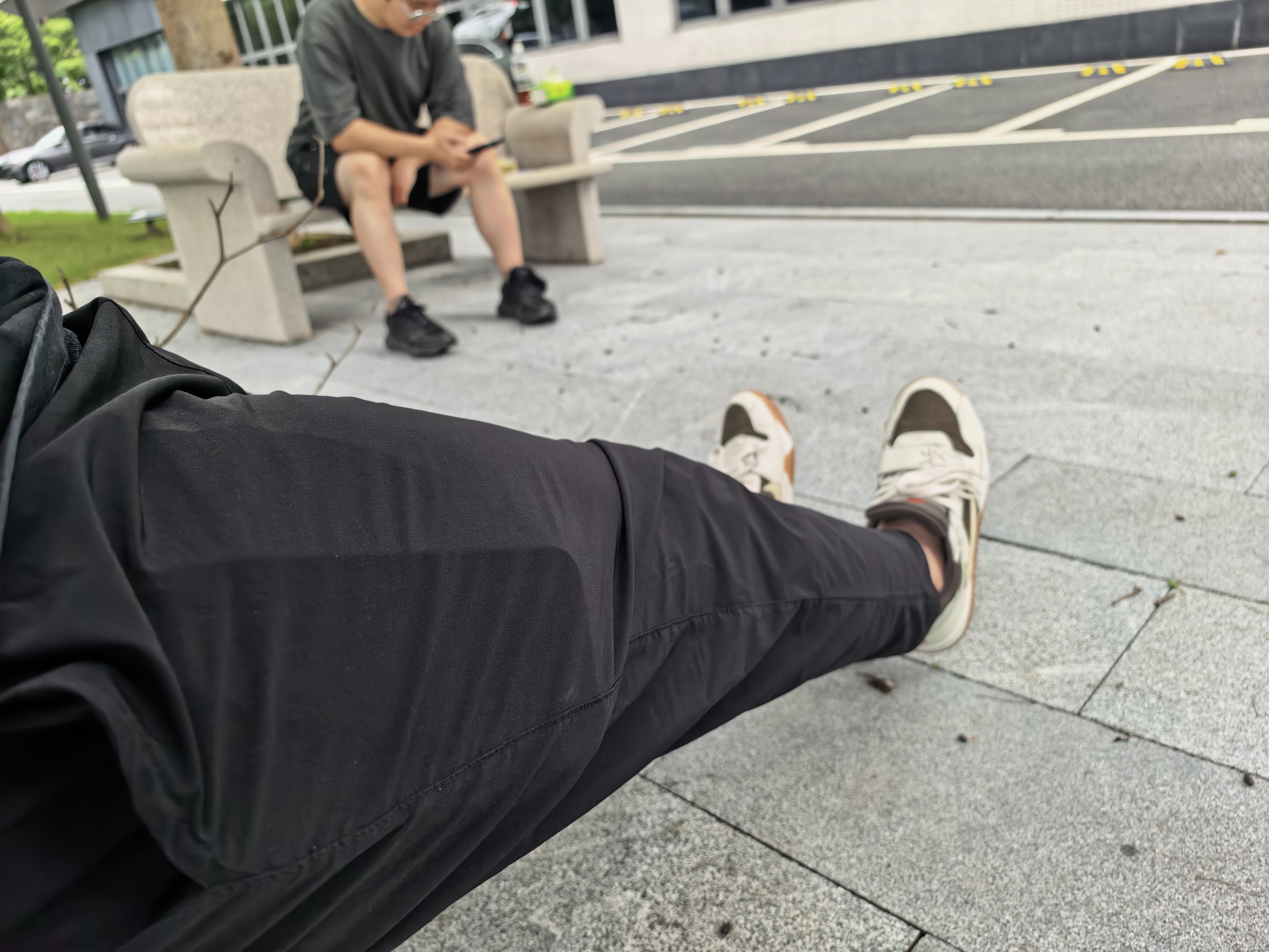 同事说，让我可以尝试一下短裤出镜。对，其实我腿还挺细，挺直的。