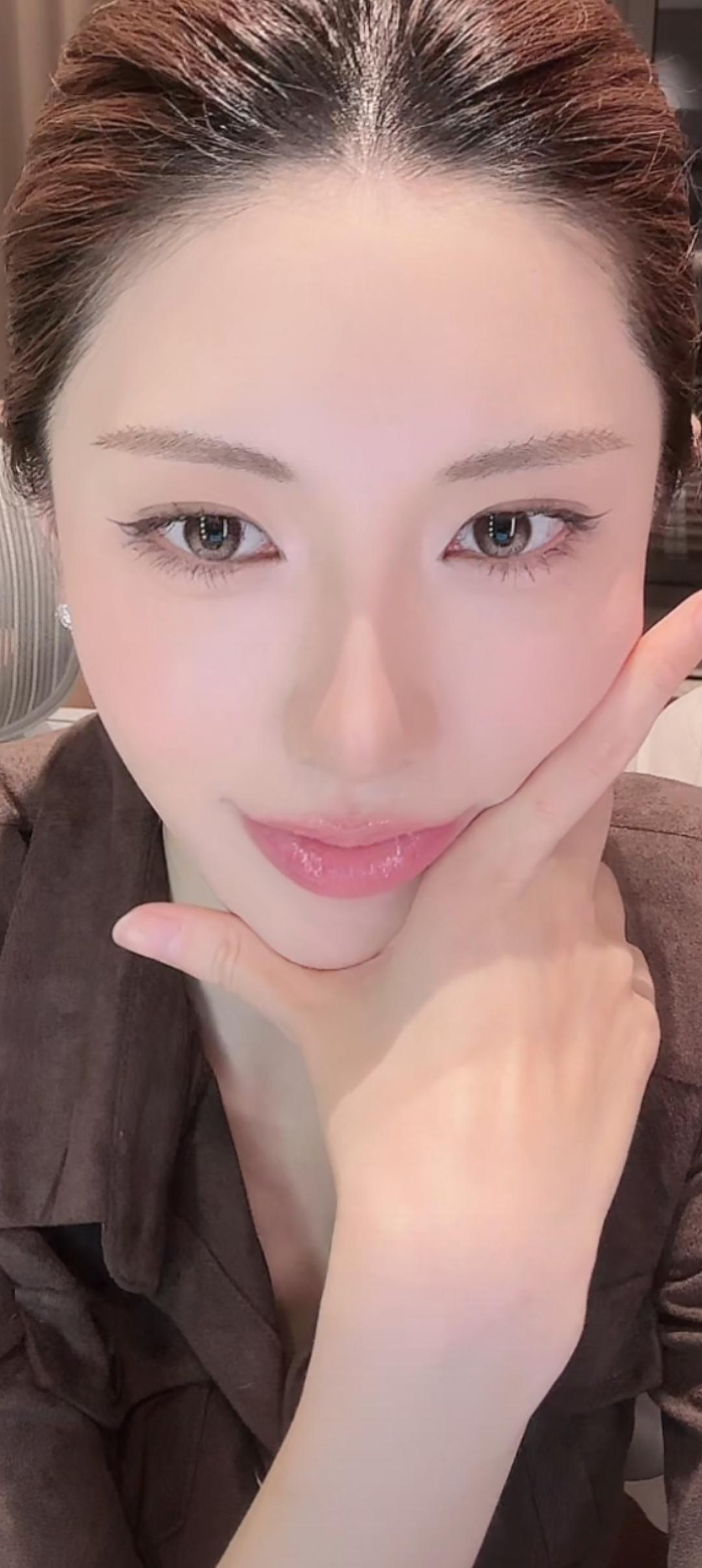 她正托着下巴，微笑着看镜头。