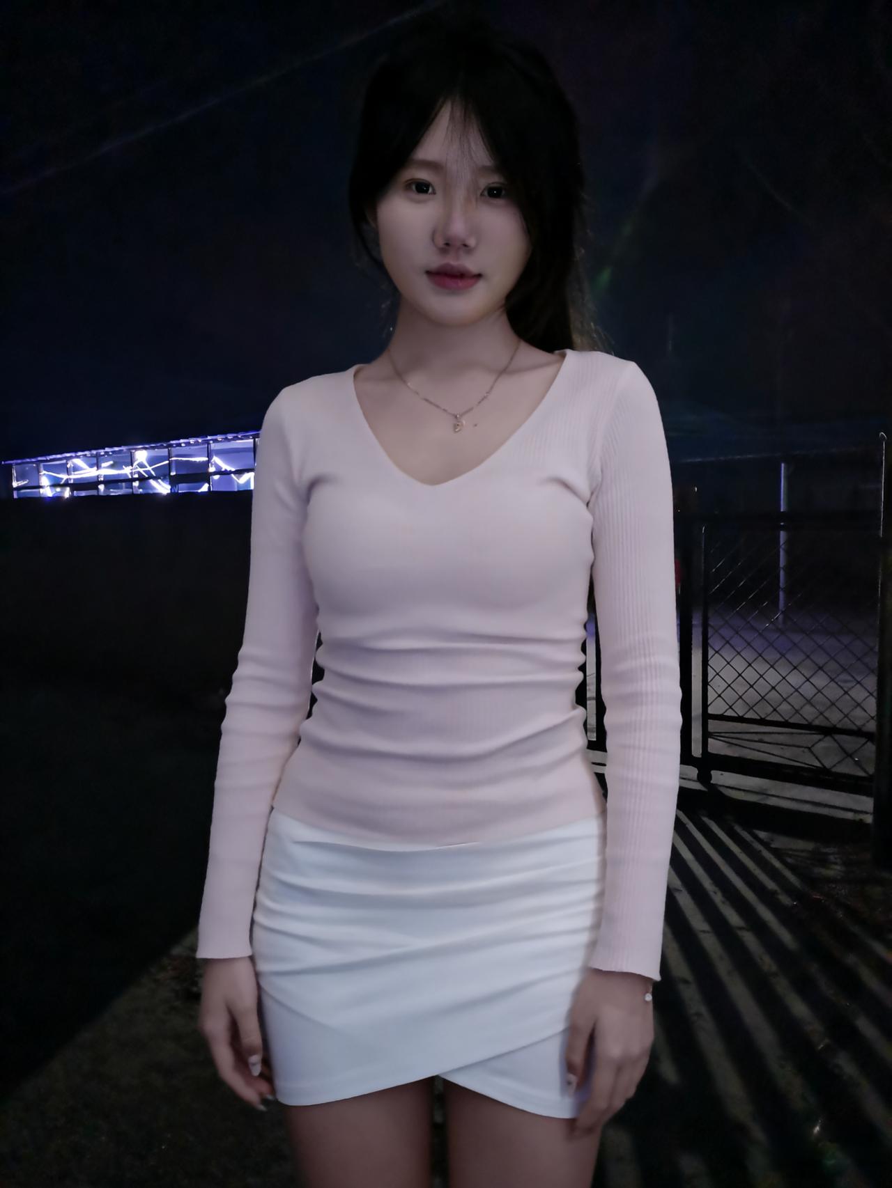 冬宵寒浸骨，玉立如霜雪。
灯影随人动，眉梢月一阙。