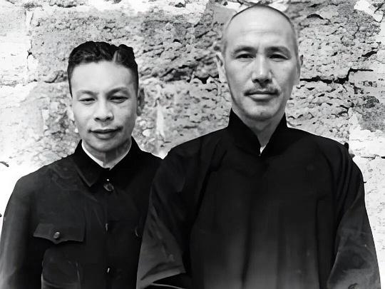 慈湖的风吹了五十年，也没能把那两口黑棺吹回家。

按奉化的老规矩，棺木“浮厝”，