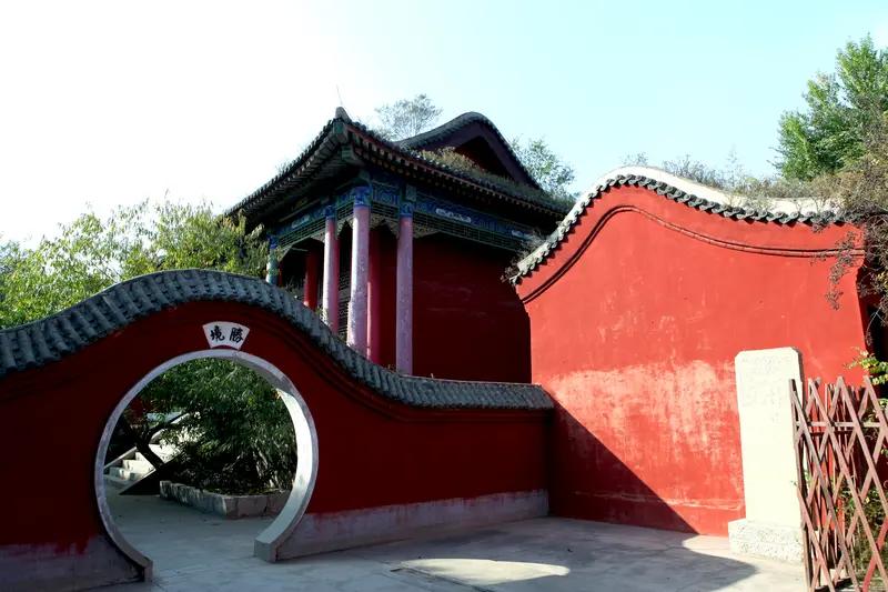 韩信祠在鹿泉抱犊寨的韩信文化园里，又称淮阴侯祠。抱犊寨古称“萆山”，是韩信“背水